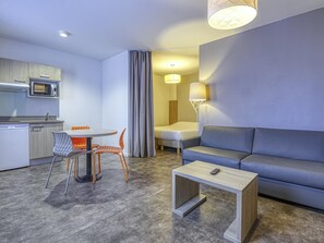 Desk, soundproofing, iron/ironing board, free WiFi - Aparthotel Adagio Access Saint Nazaire (Saint-Nazaire)