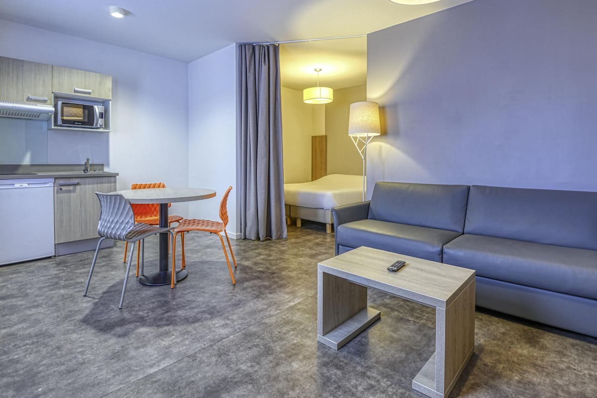 Appartement, 1 chambre | Bureau, systĂšme dâinsonorisation, fer et planche Ă repasser