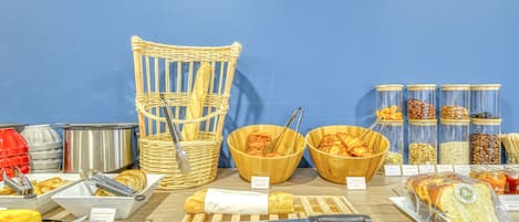 Daily continental breakfast (EUR 10 per person)