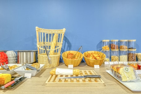 Desayuno continental diario (EUR 10 por persona)