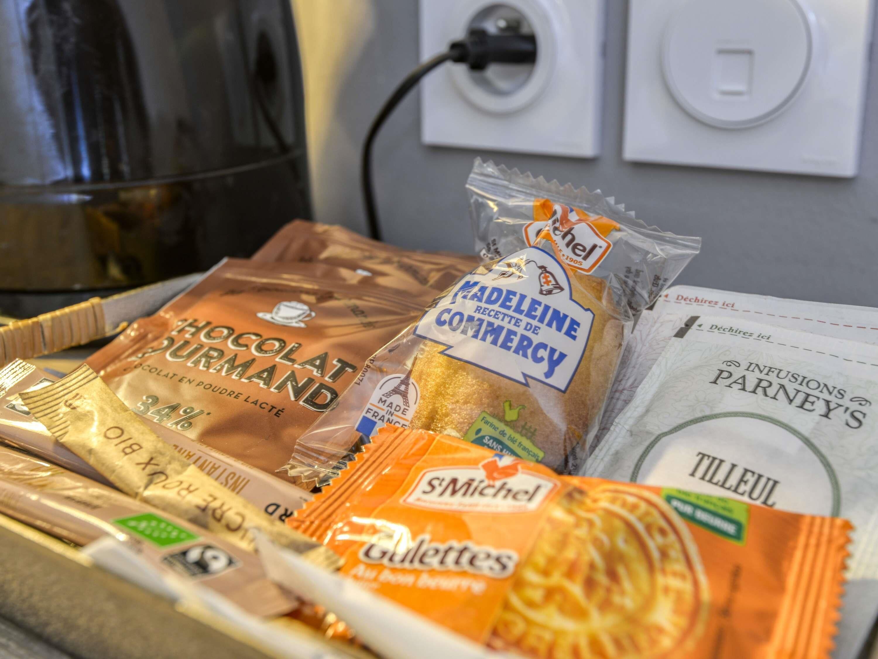 Forskellige pakker med madvarer, blandt andet chokolade, brød og snacks.