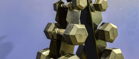 Un gros plan d’une structure métallique aux formes hexagonales, agrémentée de boulons, qui pourrait être un élément d’art moderne ou une sculpture.