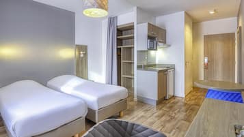 Studio, 2 eenpersoonsbedden | 1 slaapkamer, een bureau, geluiddichte muren