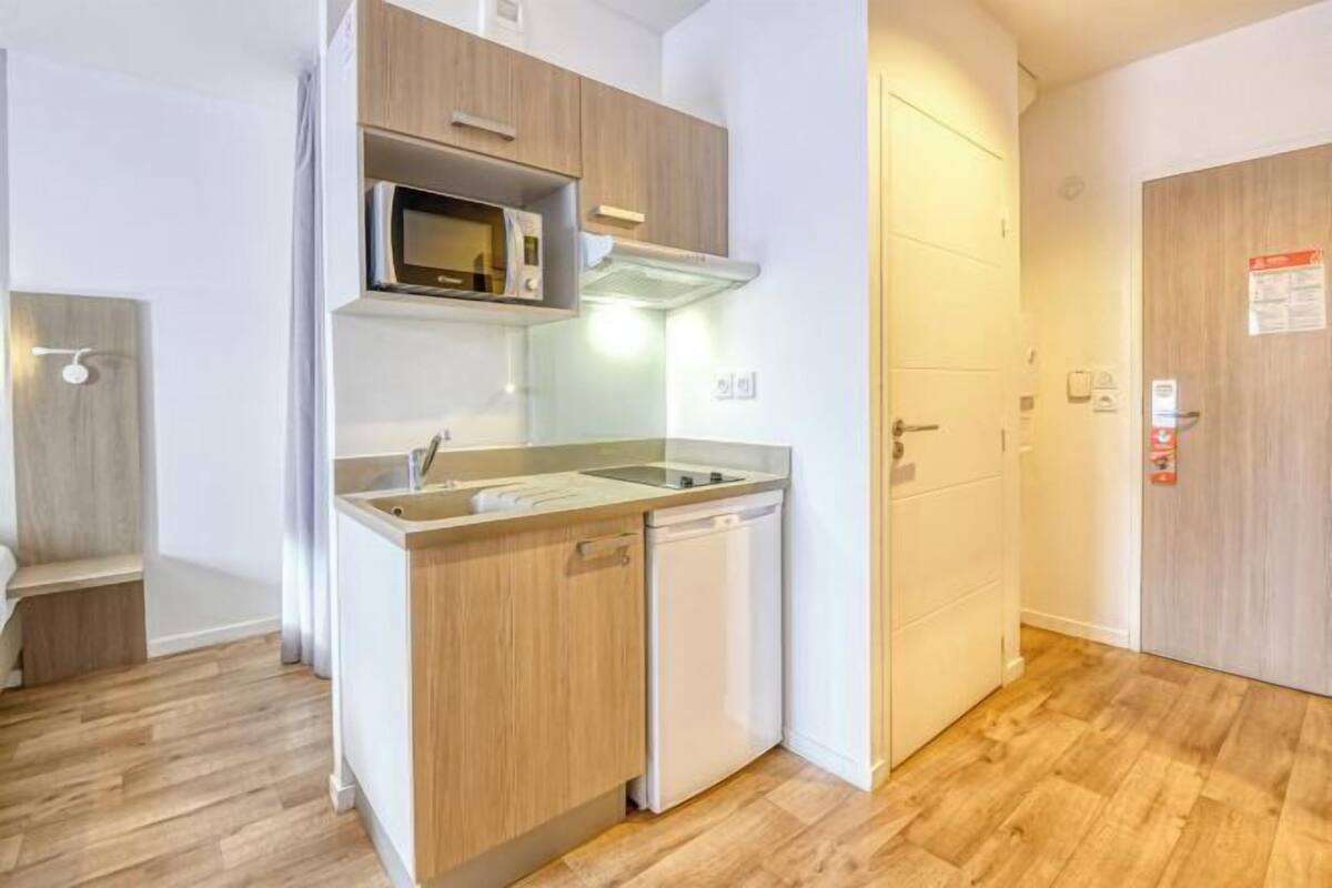Private kitchen | Fridge, microwave, oven, stovetop