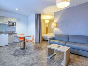 Appartement, 1 slaapkamer | Een bureau, geluiddichte muren, een strijkplank/strijkijzer, gratis wifi