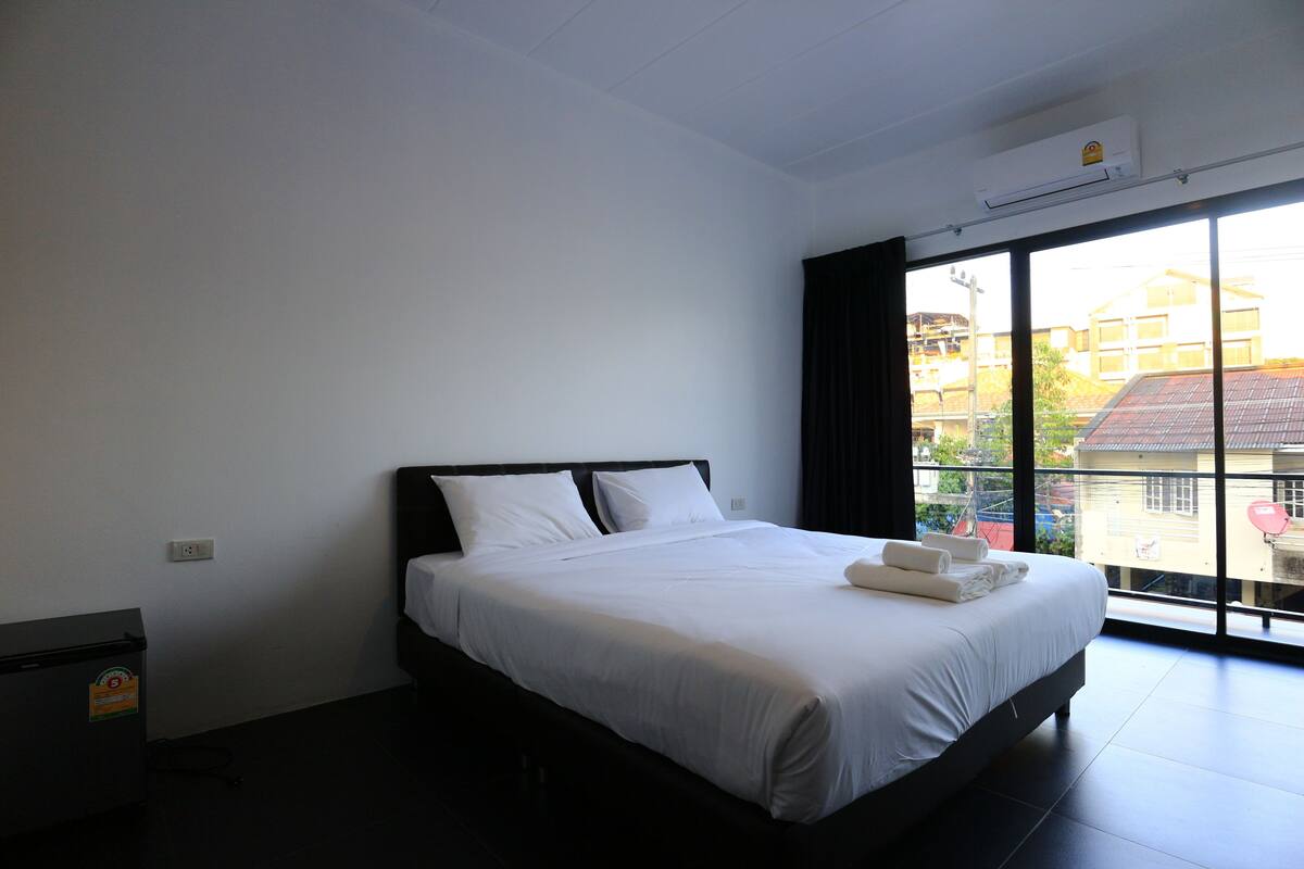 Blackout curtains, free WiFi