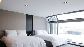 Deluxe Quadruple Room | Desk, blackout curtains, soundproofing, free WiFi