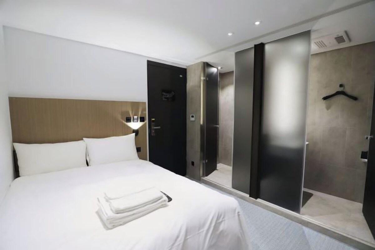 Desk, free WiFi, bed sheets