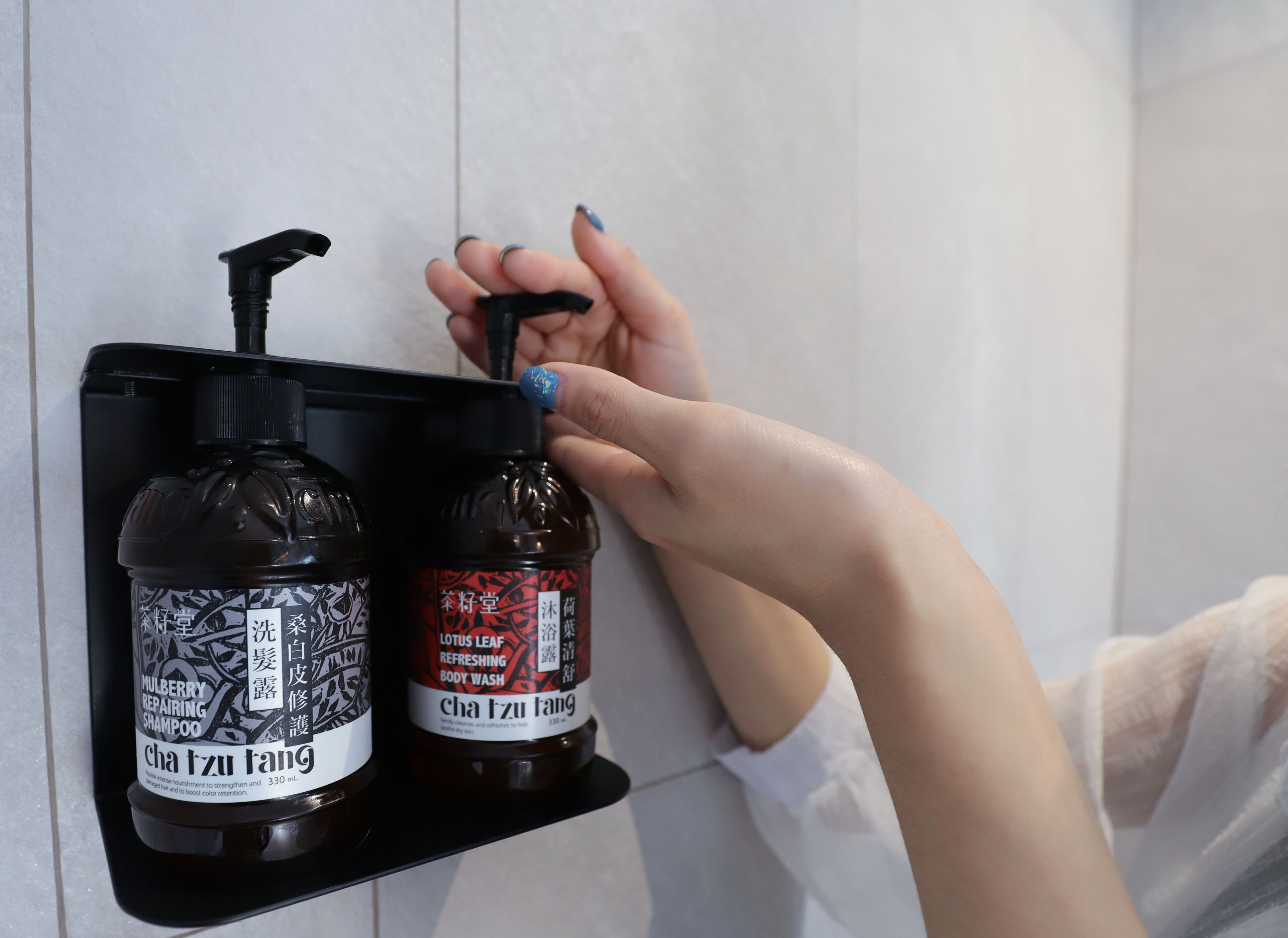 deluxe double room with bathtub | bathroom | shower, free toiletries, hair dryer, slippers