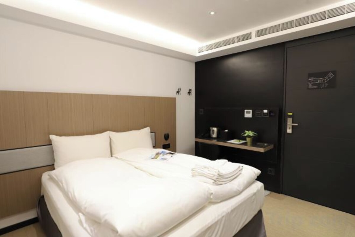Desk, free WiFi, bed sheets