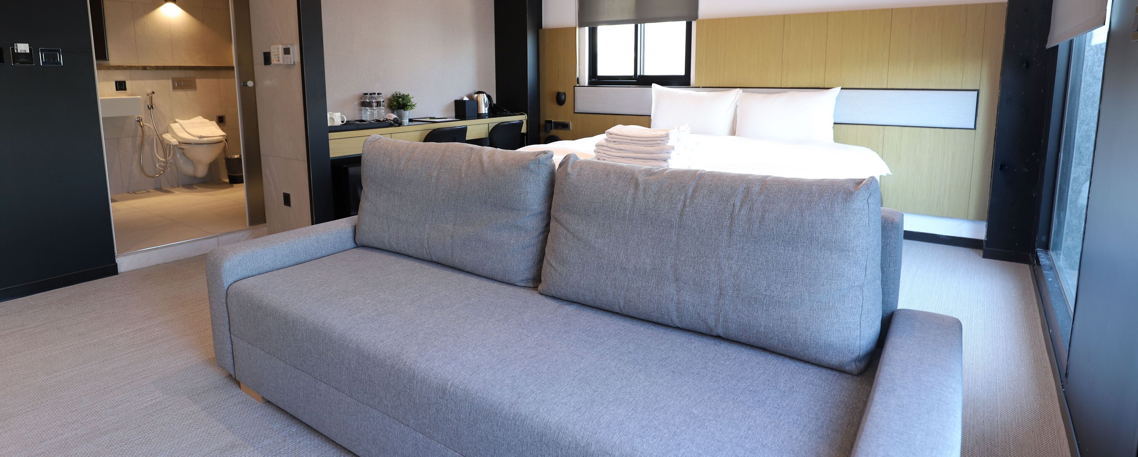 deluxe view room with bathtub | 1 bedroom, desk, blackout curtains, soundproofing