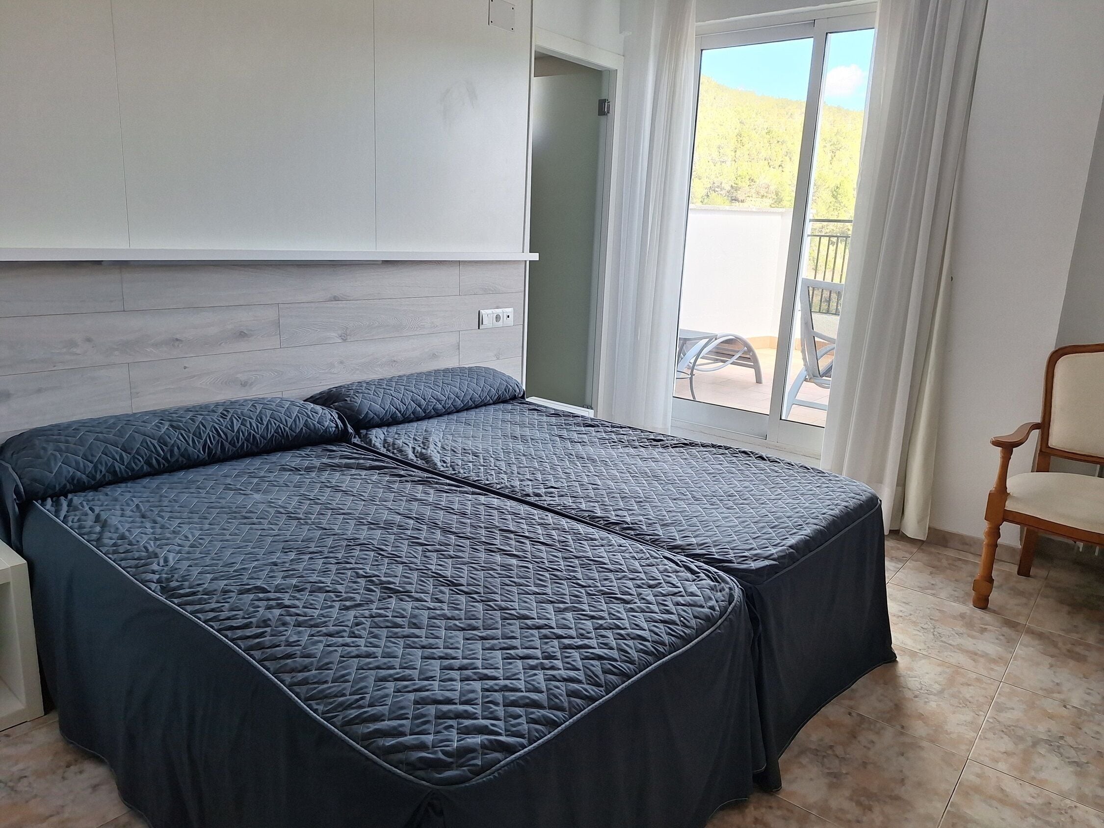 Een kluis op de kamer, verduisterende gordijnen, gratis wifi, beddengoed