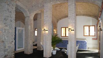 Behandelingskamers voor koppels, een sauna, een bubbelbad, een stoombad