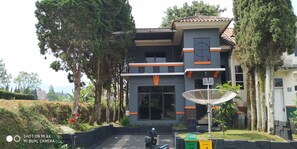 Front of property - Villa Wahyu 3 Bedroom (Cipanas)