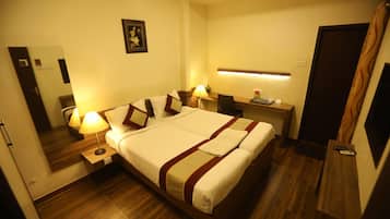 In-room safe, desk, free WiFi