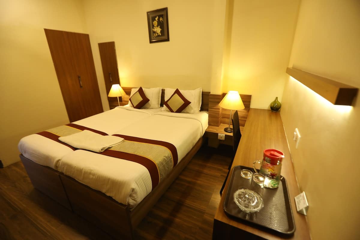 In-room safe, desk, free WiFi