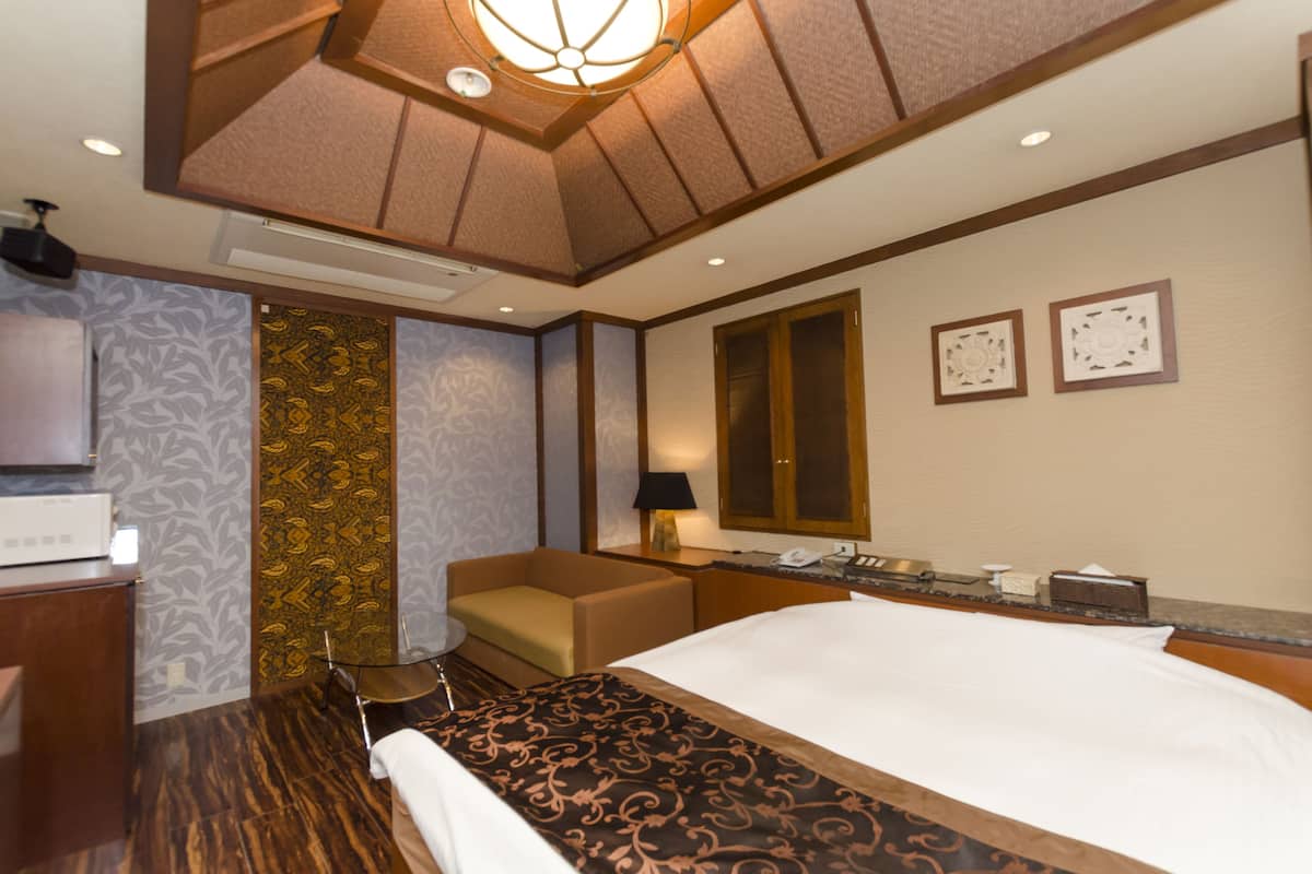 Minibar, wifi gratis y ropa de cama
