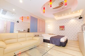 Minibar, free WiFi, bed sheets