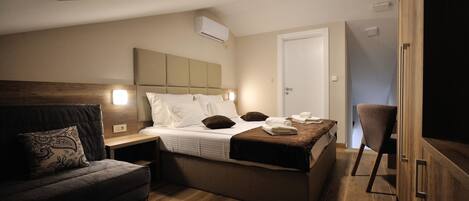 Single Room | Minibar, in-room safe, desk, laptop workspace