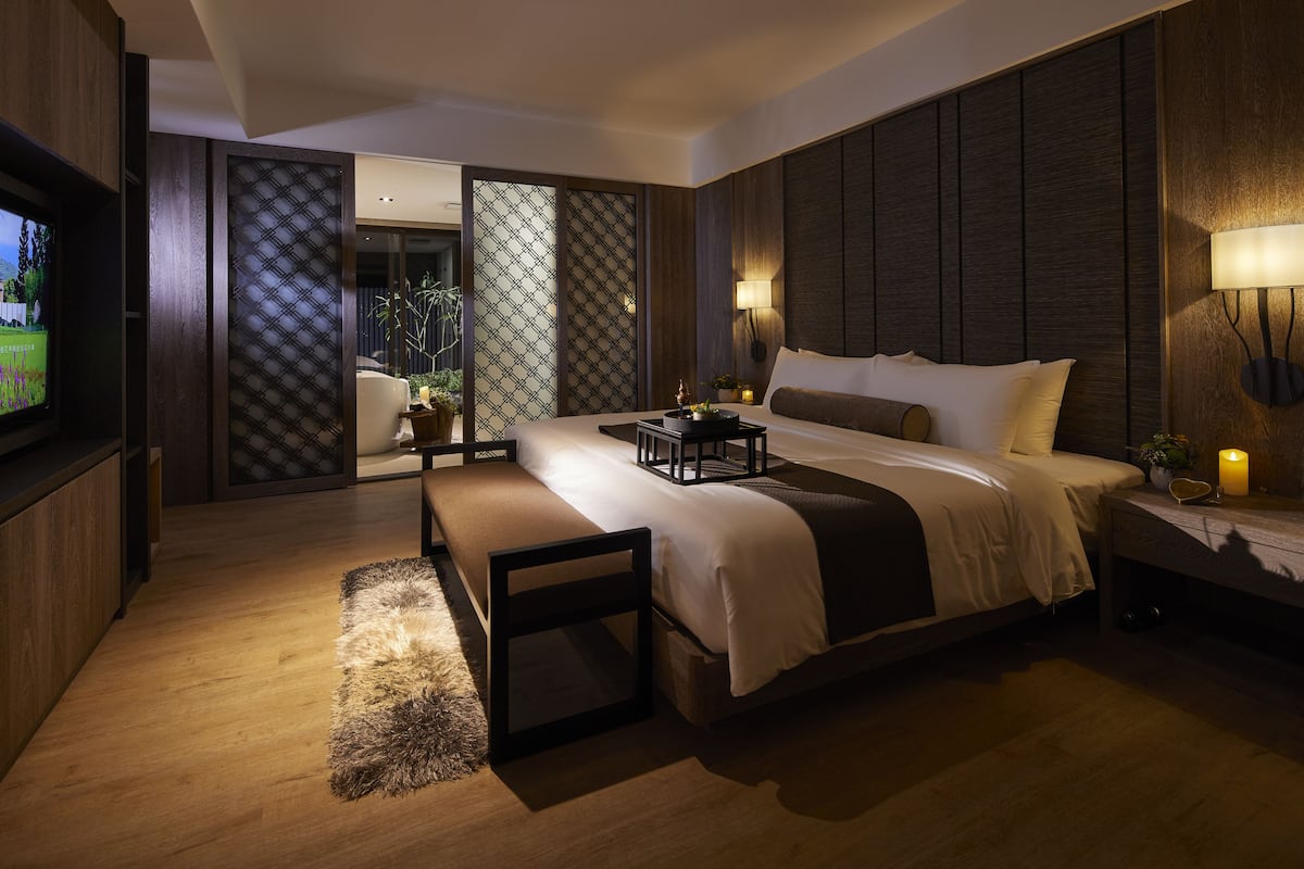 rose geranium luxury suite | premium bedding, free minibar, in-room safe, desk