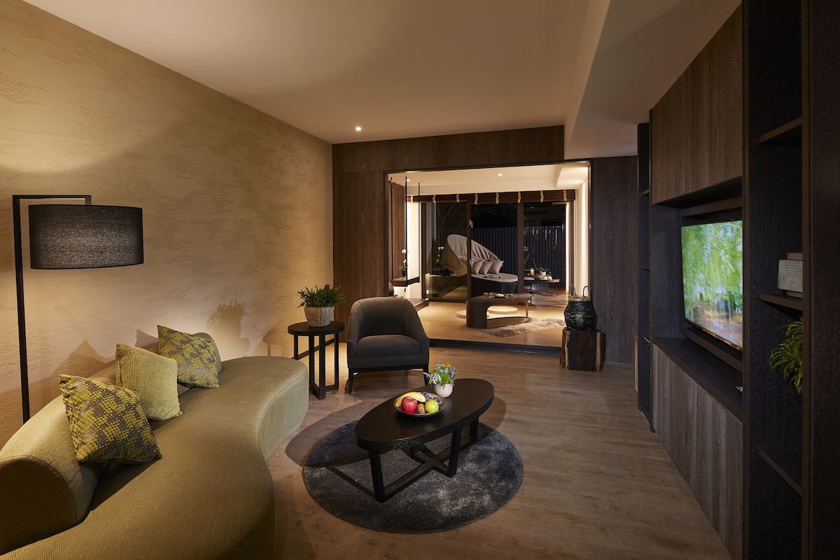 rose geranium luxury suite | living area | 40-inch plasma tv with cable channels, tv