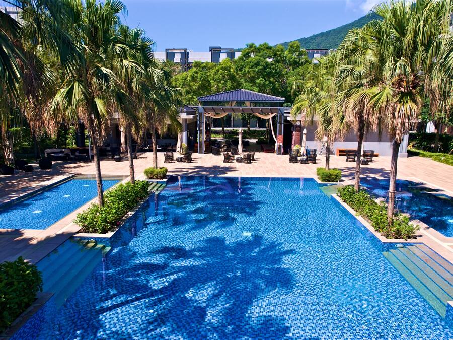 Piscina externa, funciona das 8h às 21h, guarda-sóis, espreguiçadeiras