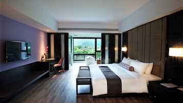 Lavender Executive Double Room(1 King Bed) | Premium bedding, free minibar, in-room safe, desk