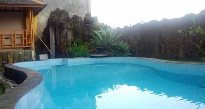 Villa Anvil Cipanas 4 Bedroom for 25 pax