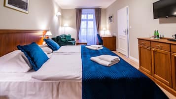 Habitación Confort doble | 1 dormitorio, tabla de planchar con plancha, wifi gratis y ropa de cama