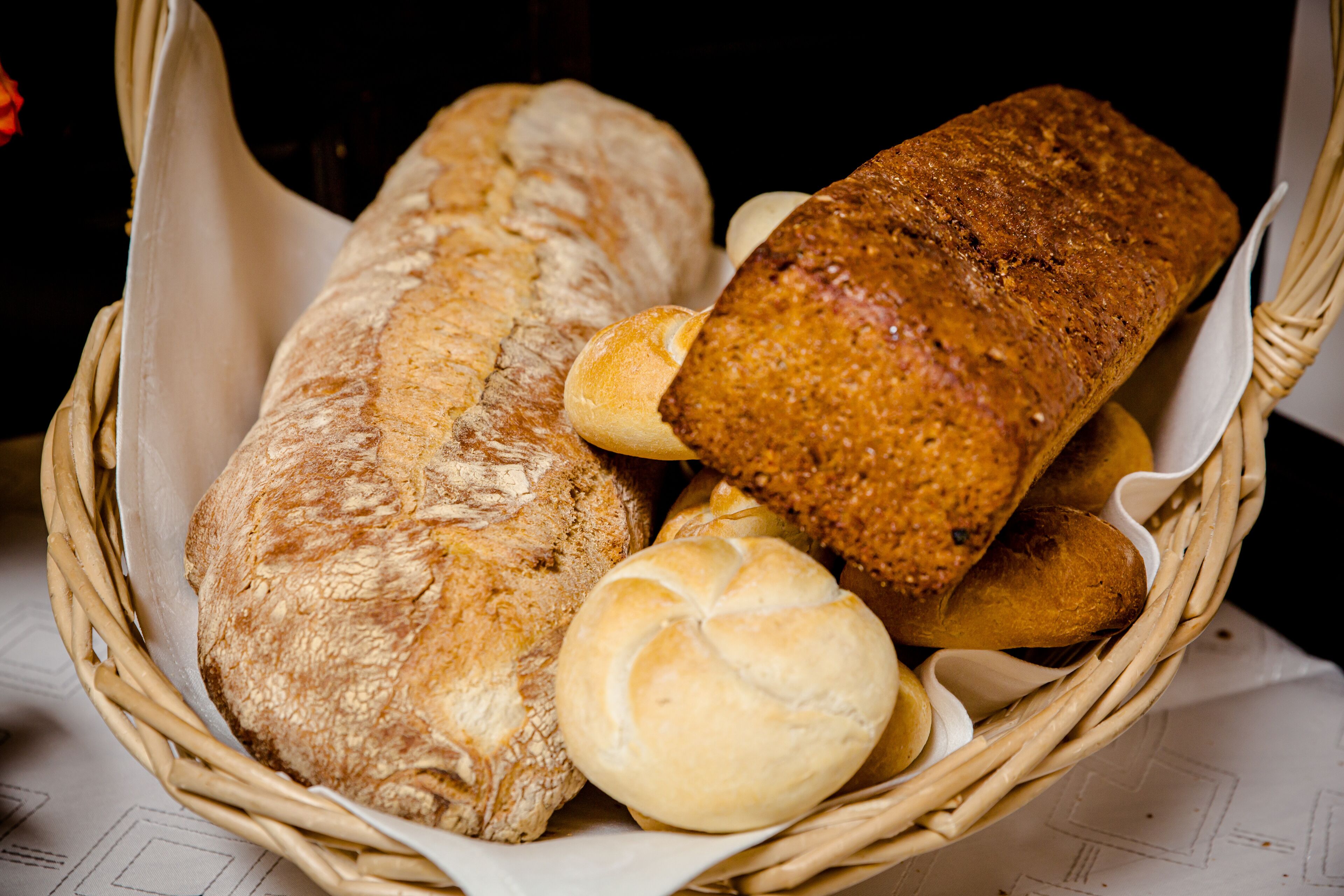 Een mand met verschillende soorten brood.