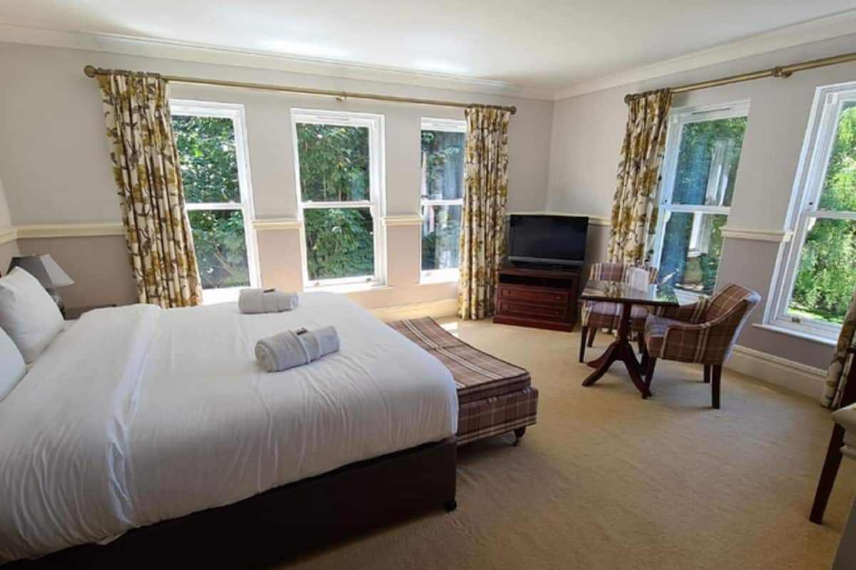 1 bedroom, individually decorated, individually furnished, desk