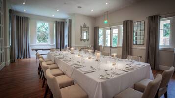 Se sirven comidas, cenas y cocina británica con vista al jardín