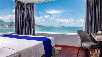 Phòng Suite, quang cảnh biển | Minibar, két bảo mật tại phòng, bàn