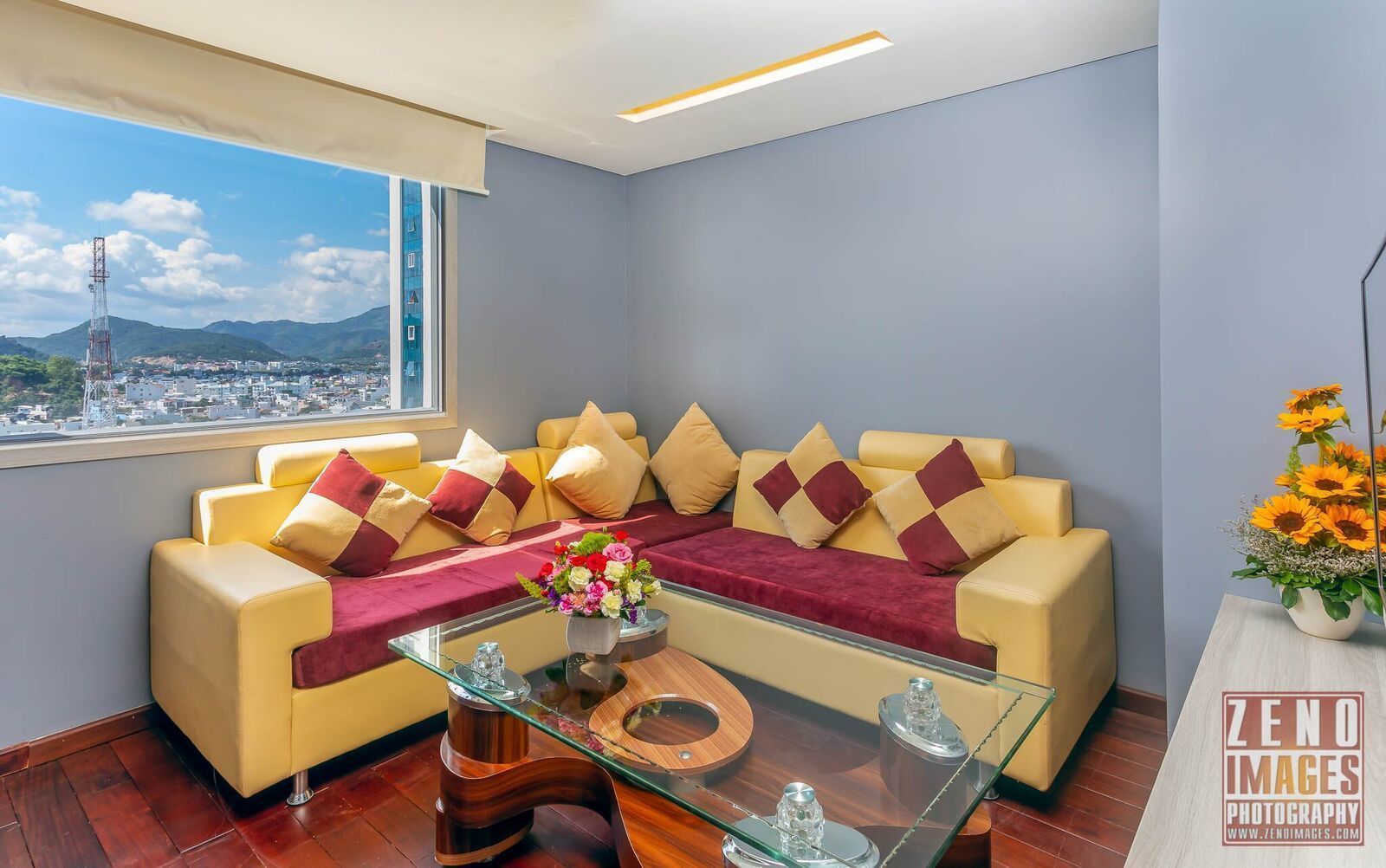 Phòng Suite, quang cảnh biển | Minibar, két bảo mật tại phòng, bàn 