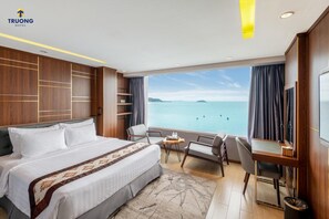 Frigobar, cofres nos quartos, escrivaninha, Wi-Fi de cortesia