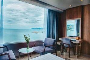 Frigobar, cofres nos quartos, escrivaninha, Wi-Fi de cortesia