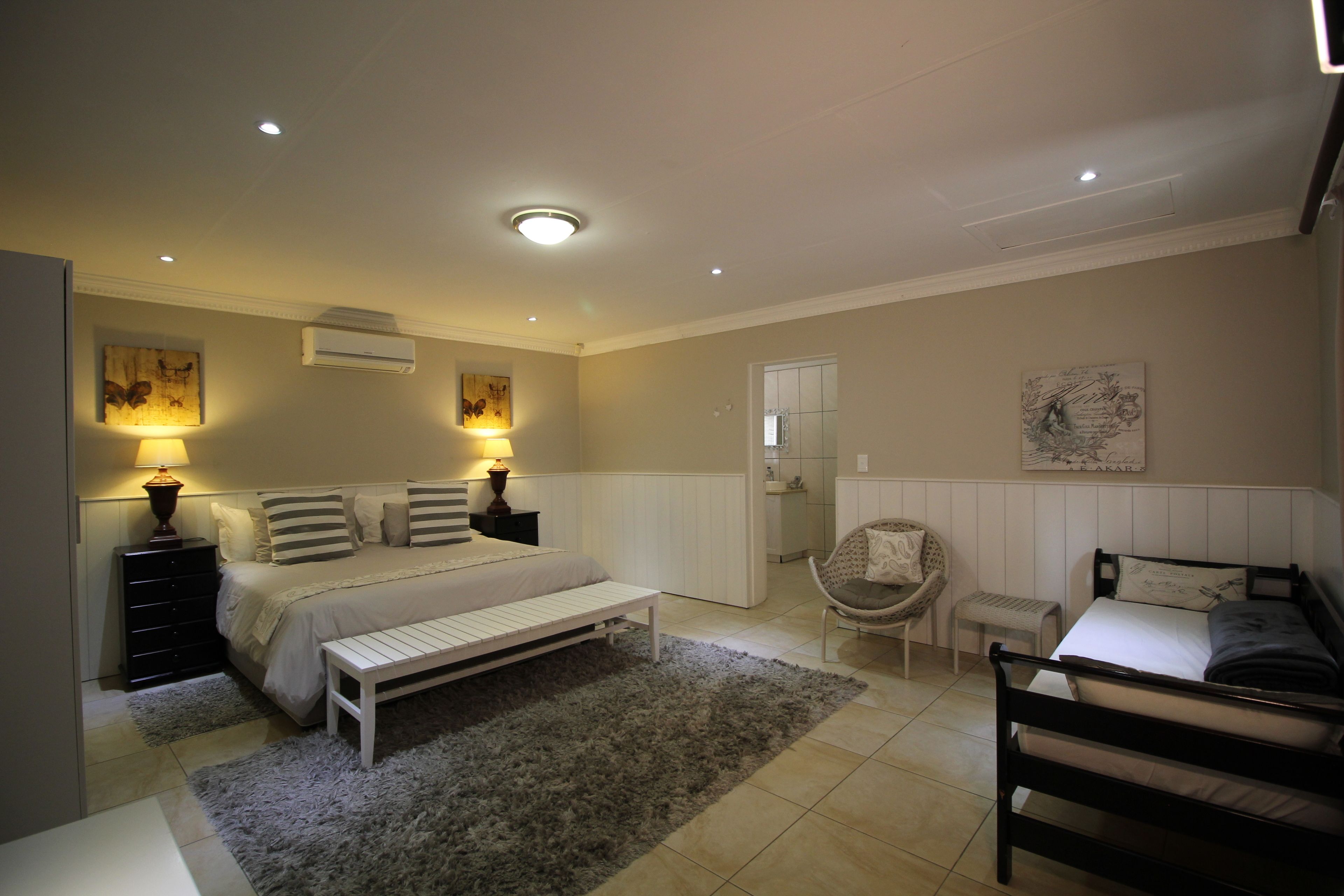 Chambre Double Standard (Shower Only) | Minibar, coffres-forts dans les chambres, bureau