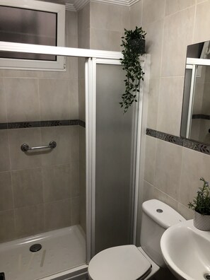 Free toiletries, towels - Pensión Arias (Bilbao)