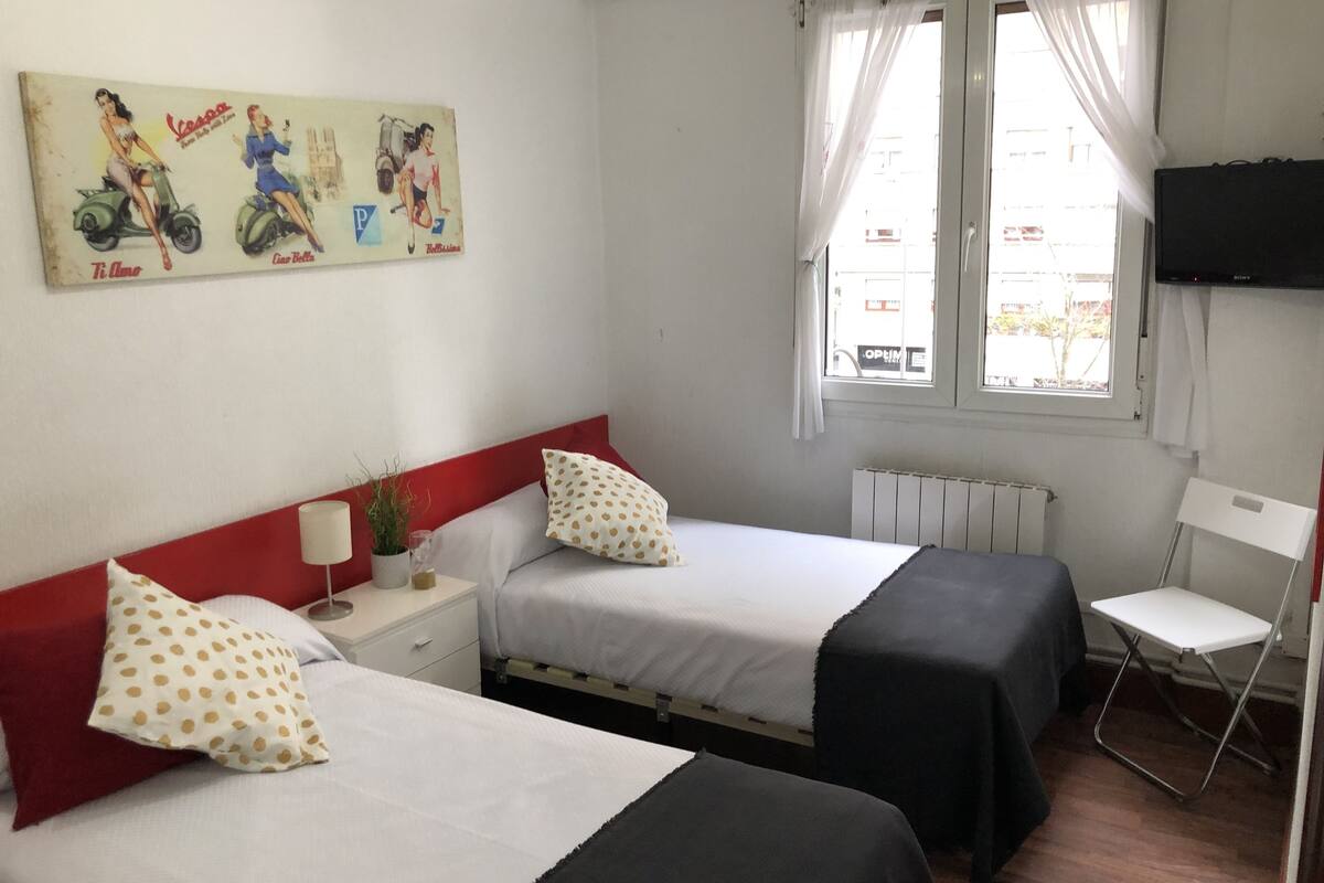 Kamer, 1 twee- of 2 eenpersoonsbedden, gedeelde badkamer | 1 slaapkamer, verduisterende gordijnen, gratis babybedden, gratis wifi