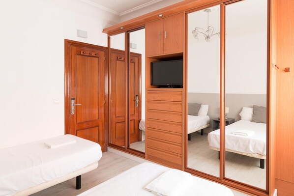 1 bedroom, blackout curtains, free cots/infant beds, free WiFi - Pensión Arias (Bilbao)