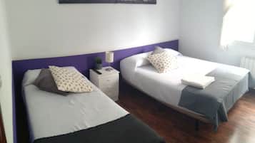 Kamer, 1 twee- of 2 eenpersoonsbedden, gedeelde badkamer | 1 slaapkamer, verduisterende gordijnen, gratis babybedden, gratis wifi