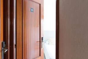 1 bedroom, blackout curtains, free cots/infant beds, free WiFi - Pensión Arias (Bilbao)