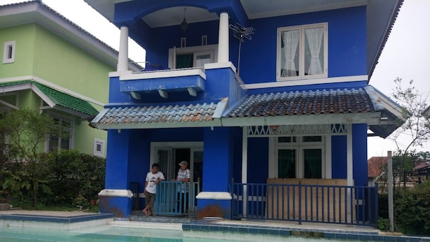 A two-story house with a swimming pool in front. - Villa Abdi Cipanas with Swimming Pool (Cipanas)