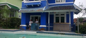 Villa Abdi Cipanas with Swimming Pool