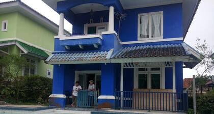 Villa Abdi Cipanas with Swimming Pool