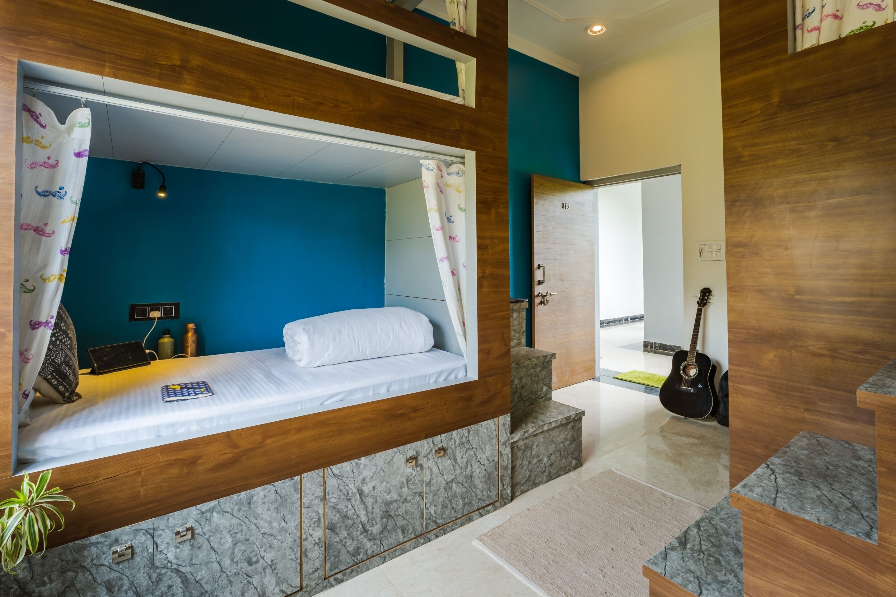 Cortinas blackout, tabla de planchar con plancha y wifi gratis 