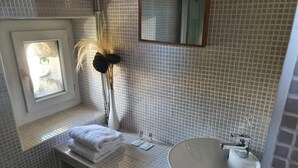 A bathroom with a white sink, a mirror, and a window. - Le Bistrot Vinaigrette (Prades-le-Lez)
