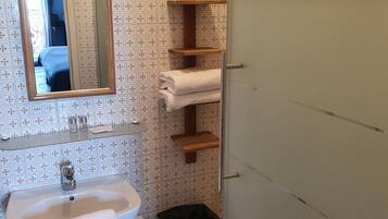 Chambre Confort, non-fumeurs | Salle de bain | Douche, articles de toilette gratuits, serviettes fournies