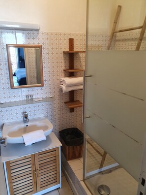 Comfort Room, Non Smoking | Bathroom | Shower, free toiletries, towels