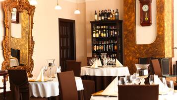 Petit déjeuner buffet (39 PLN par personne)